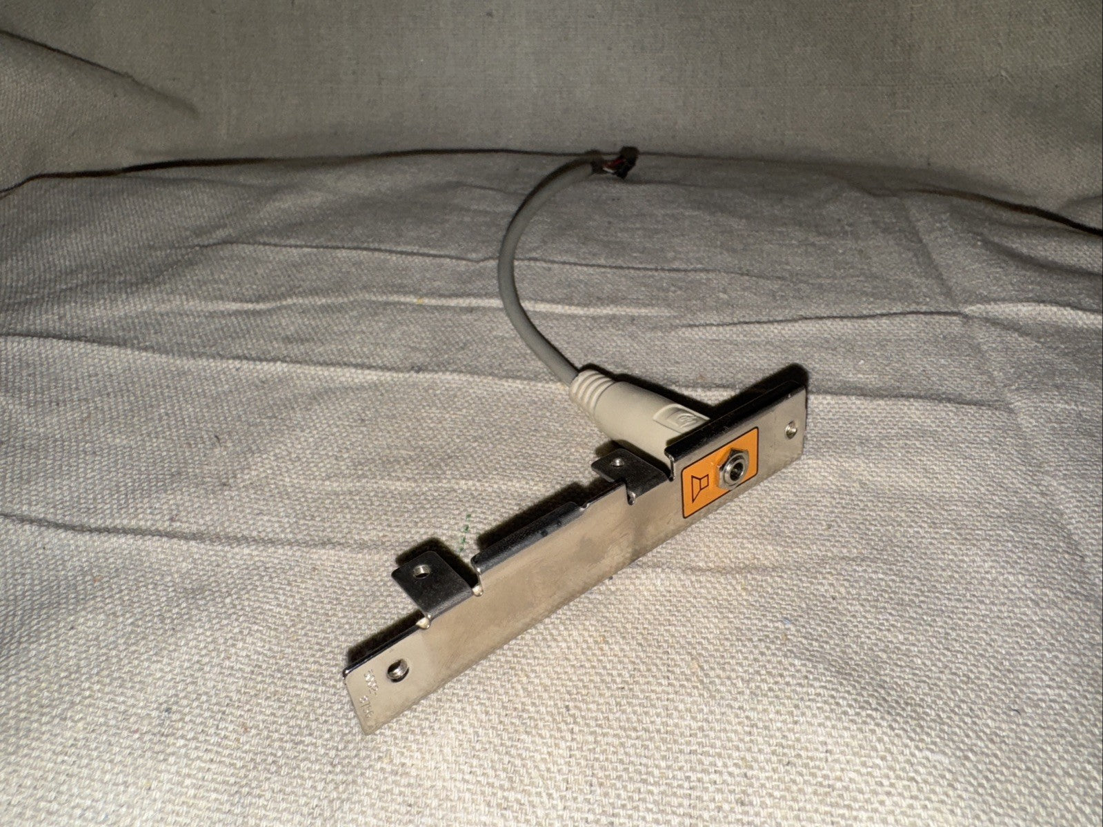 HP Speaker Cable 5185-4087 showing connector with gray cable on a fabric surface.