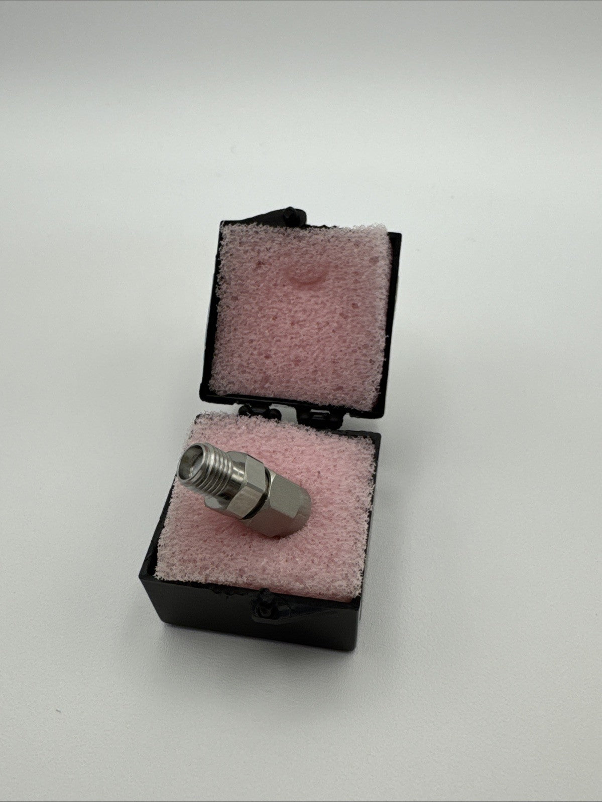 Midwest Microwave 645068-11-10 SMA Attenuator | 10dB 18GHz Screened in protective case
