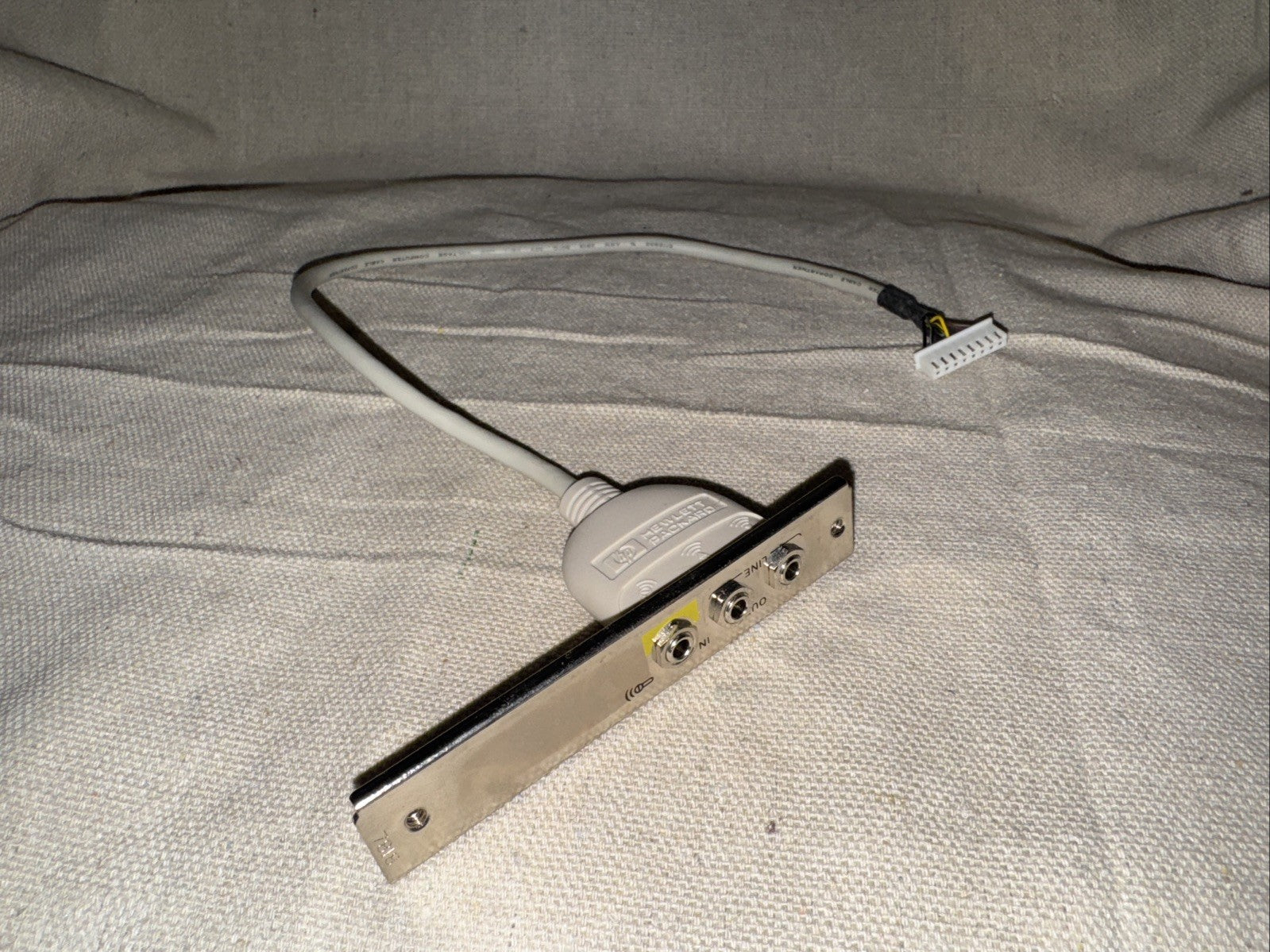 HP Speaker Cable 5184-4739 used computer speaker cable with connector on a fabric background.