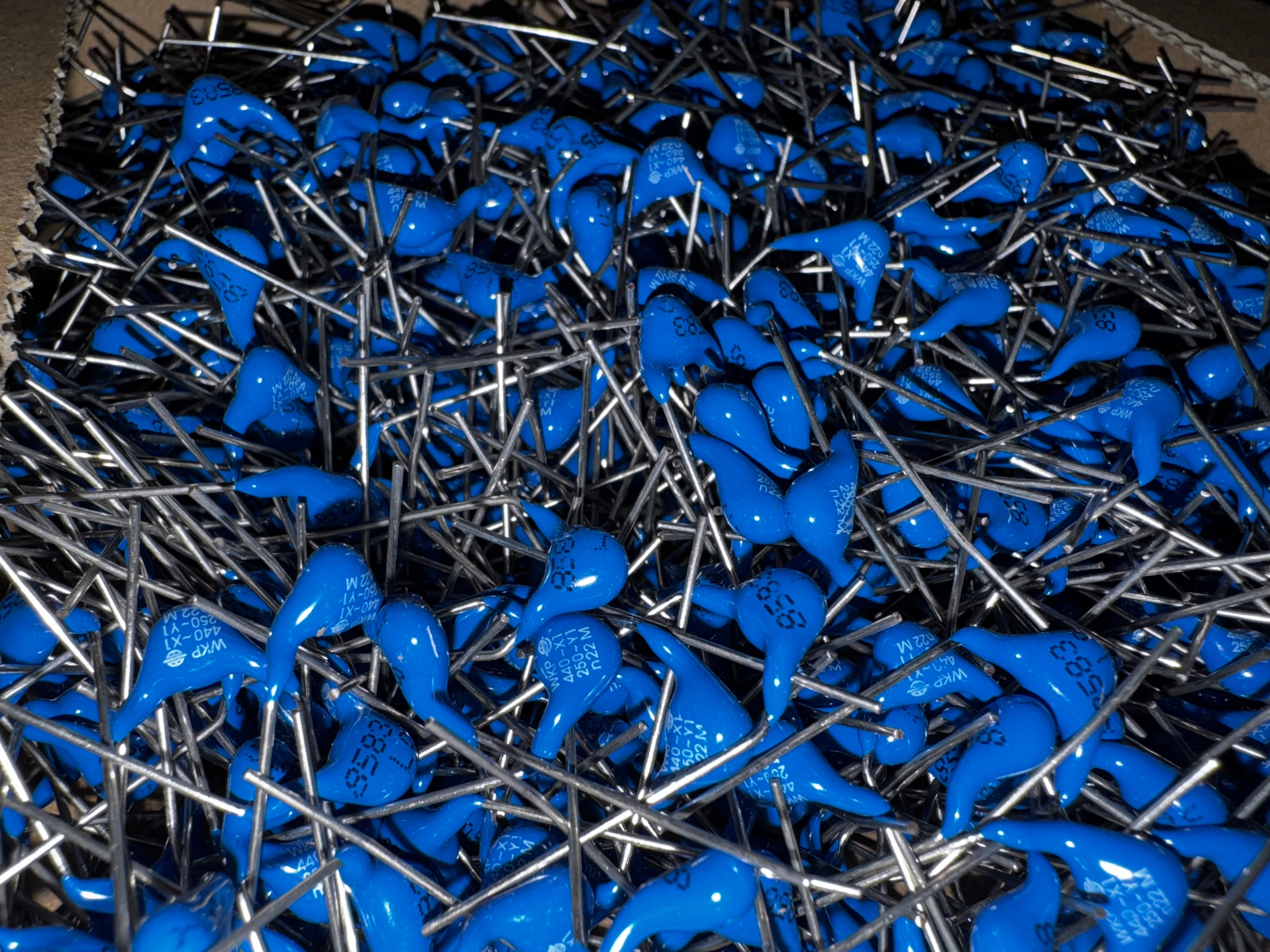 20 QTY Vishay / Draloric WKP221MCPEJ0K 220pF 250VAC 20% Ceramic Capacitor in blue pile.