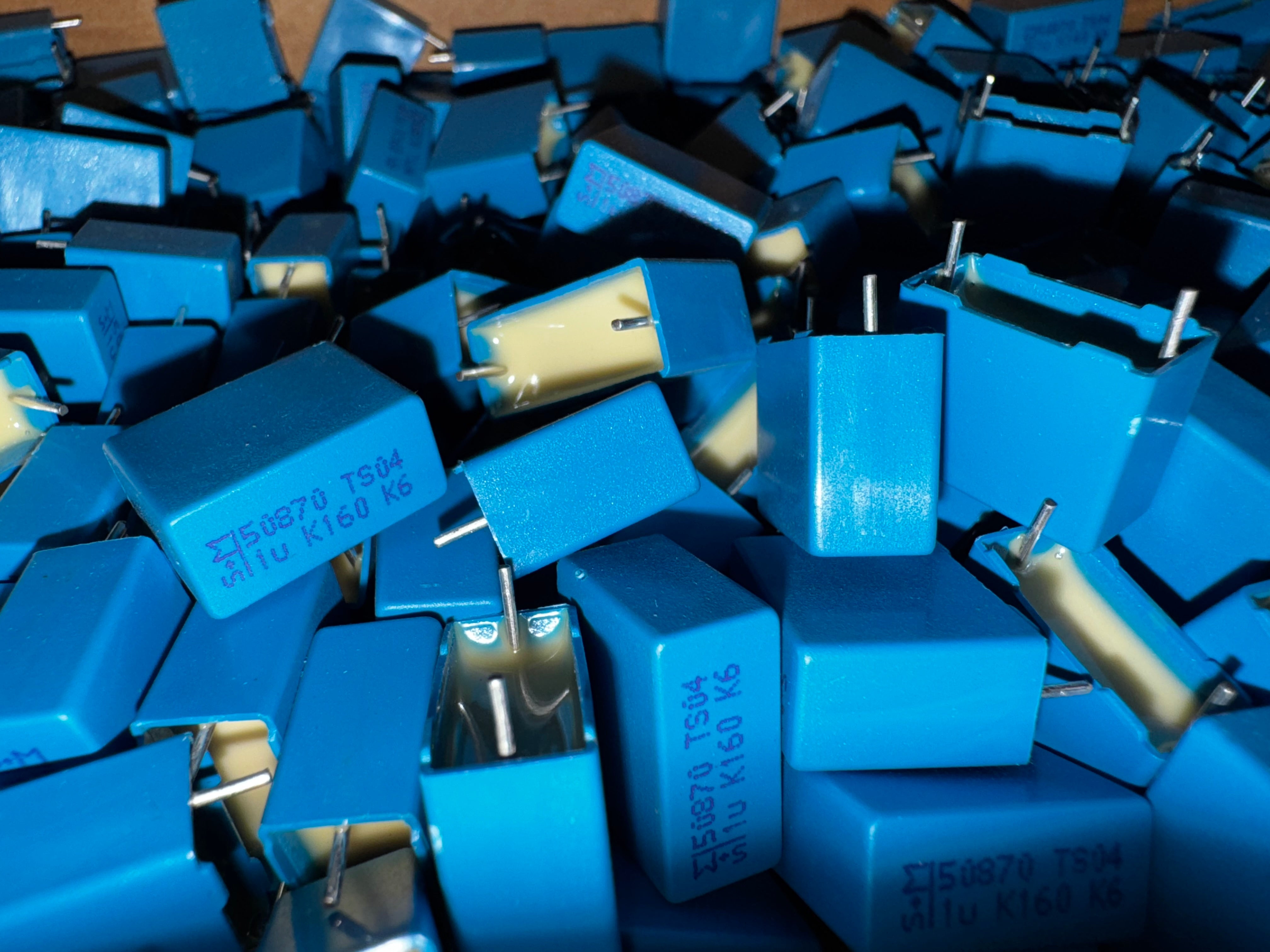 20 QTY 1uf 160V 10% METALLIZED POLYESTER FILM CAPACITORS B32522-S2105-K504 in a pile of blue capacitors.