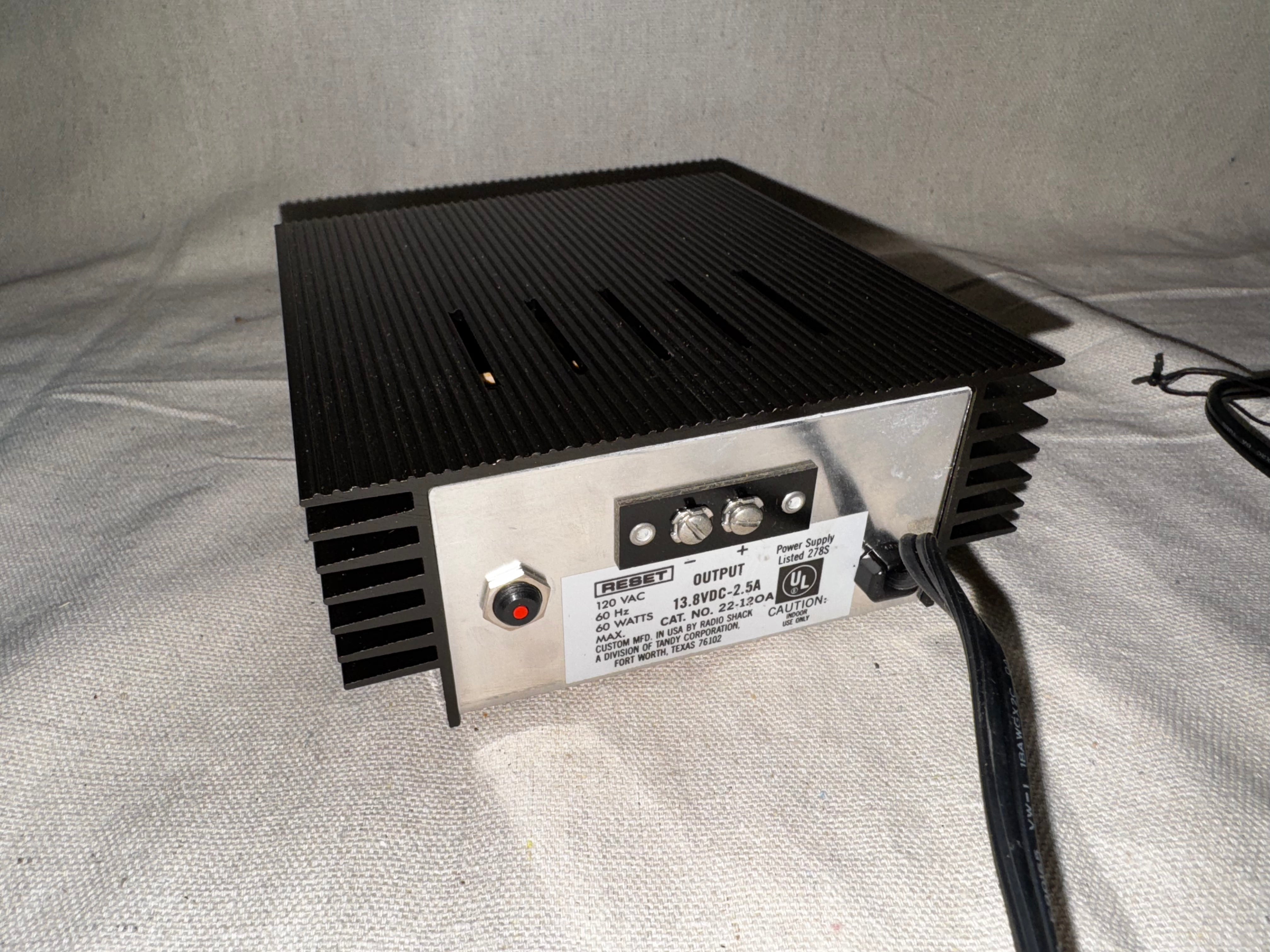 RADIO SHACK 22-120A Micronta Regulated 12 Volt Power Supply 13.8VDC-2.5A